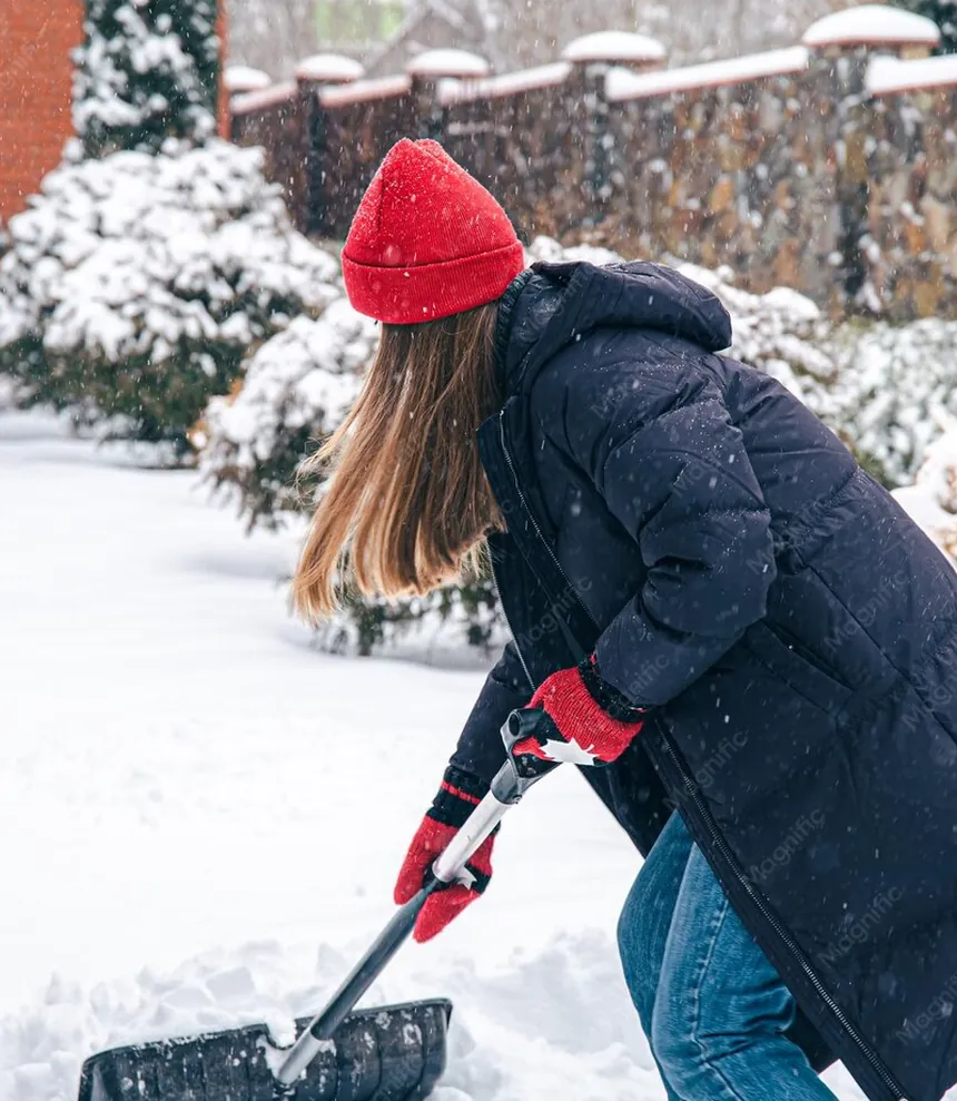 Winterdienst: Schnee räumen auf einem Gehweg